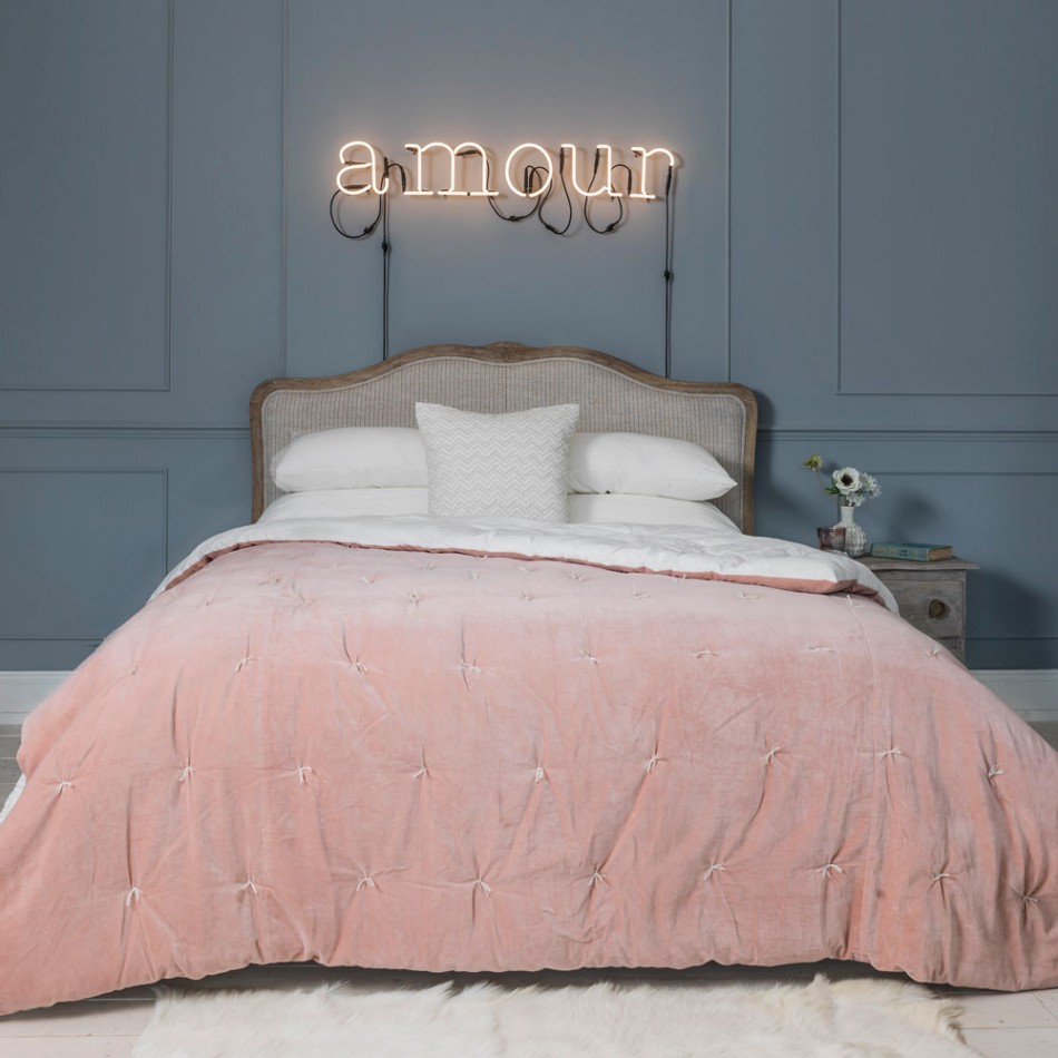 Dormitor trandafiriu blând cu semn cu neon Amour
