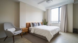 dormitor primitor si modern